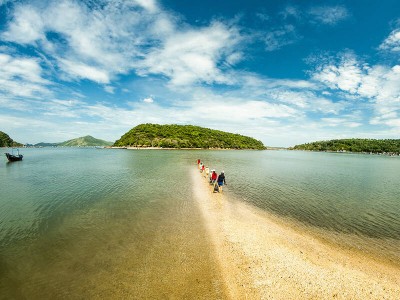 Tour du lịch Đảo Điệp Sơn – Phú Yên 1 ngày – Con đường đi bộ trên biển