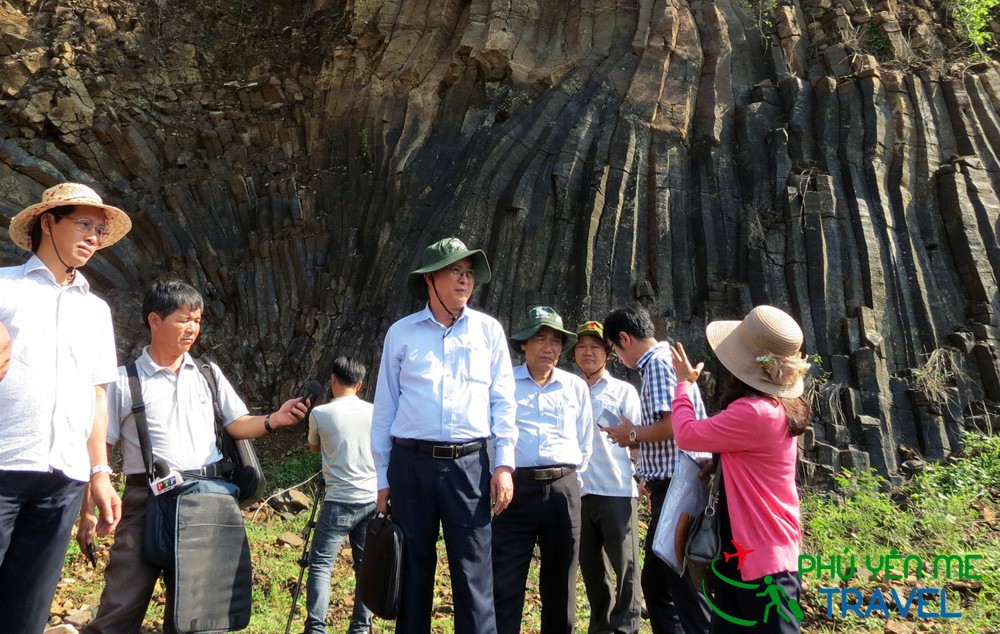 Đoàn khảo sát của UBND tỉnh do đồng chí Phan Đình Phùng dẫn đầu thực địa tại khu vực “mỏ đá Đĩa”