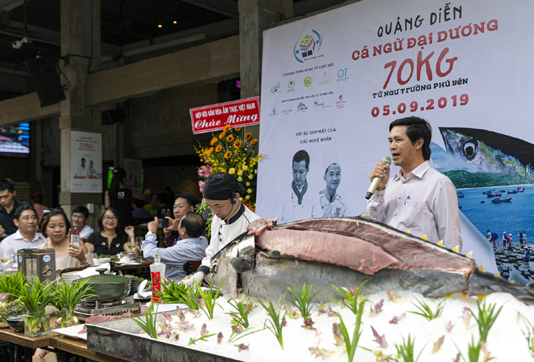 Giám đốc Sở VH-TT-DL Phú Yên Phạm Văn Bảy thuyết minh, giới thiệu đến du khách về sản phẩm ẩm thực chế biến từ cá ngừ đại dương. Ảnh: CTV