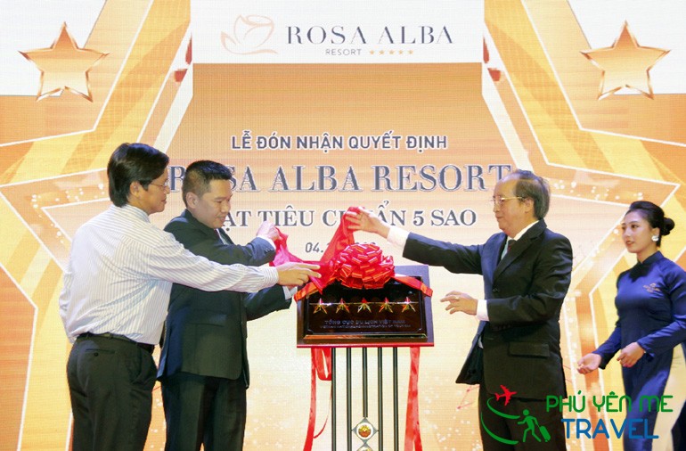 Đồng chí Phan Đình Phùng, Phó Chủ tịch UBND tỉnh gắn biển tiêu chuẩn 5 sao cho Rosa Alba Resort